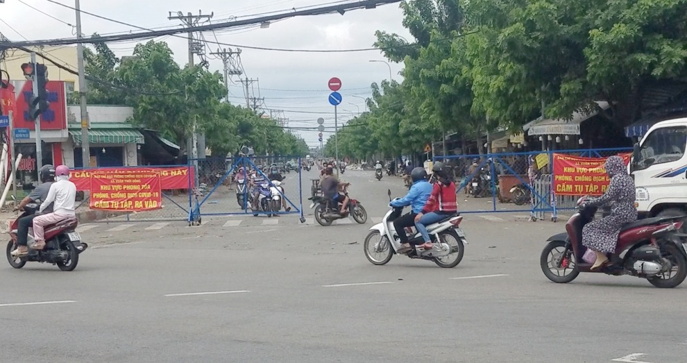 TPHCM: Người dân vẫn vô tư họp chợ trong ngày đầu thực hiện Chỉ thị 16 - 2 TPHCM: Người dân vẫn vô tư họp chợ trong ngày đầu thực hiện Chỉ thị 16 - 2