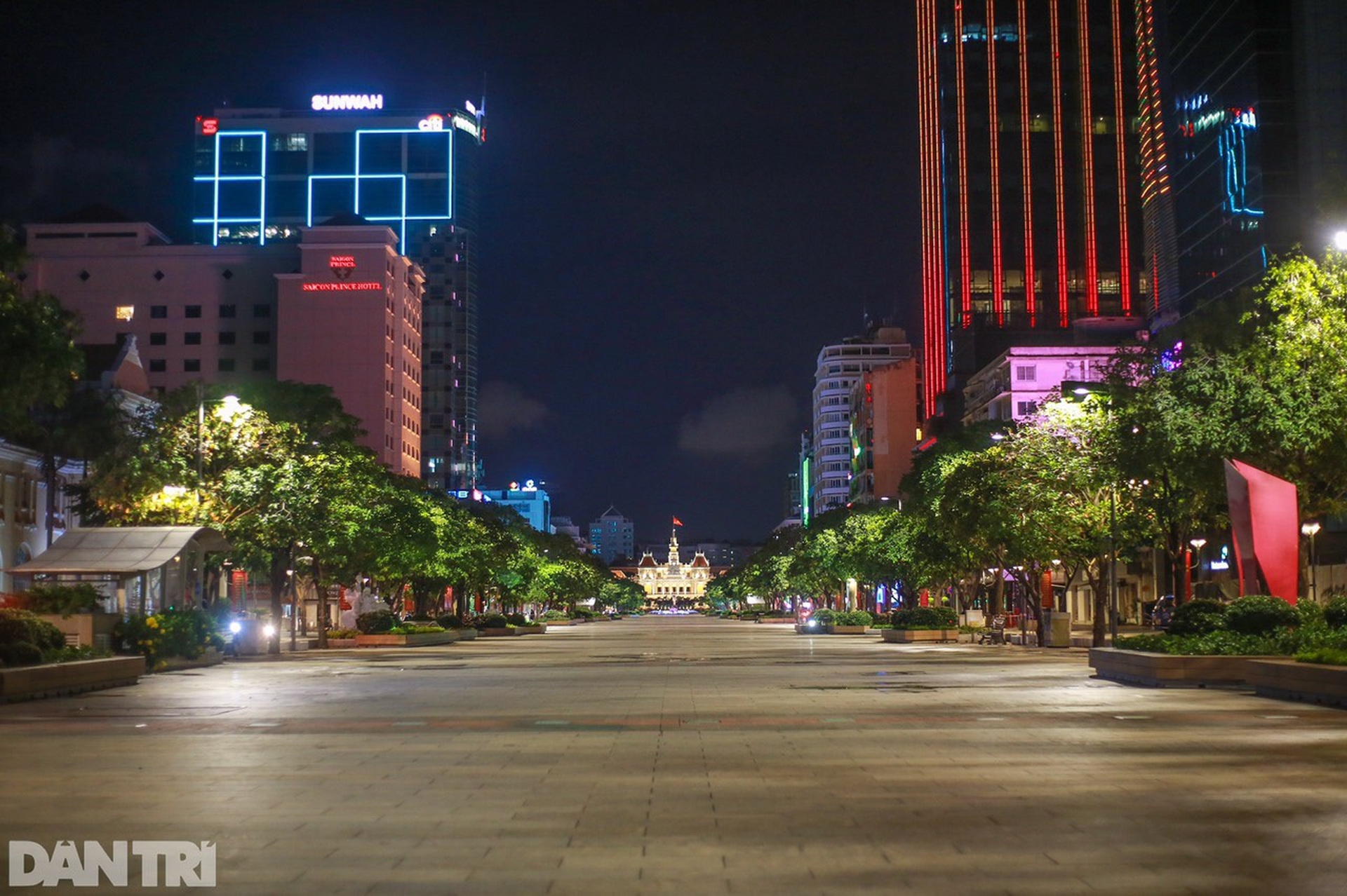 0h ngày 9/7: Trung tâm Sài Gòn vắng lặng, các cửa ngõ tắc dài chờ vào TP - 2 0h ngày 9/7: Trung tâm Sài Gòn vắng lặng, các cửa ngõ tắc dài chờ vào TP - 2