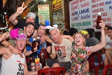 Khách Tây thích thú với văn hóa uống bia vỉa hè của người Việt