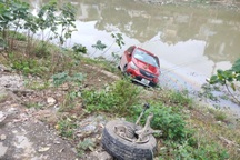 Bỏ chạy sau va chạm với xe máy, tài xế tiếp tục húc văng ô tô xuống kênh