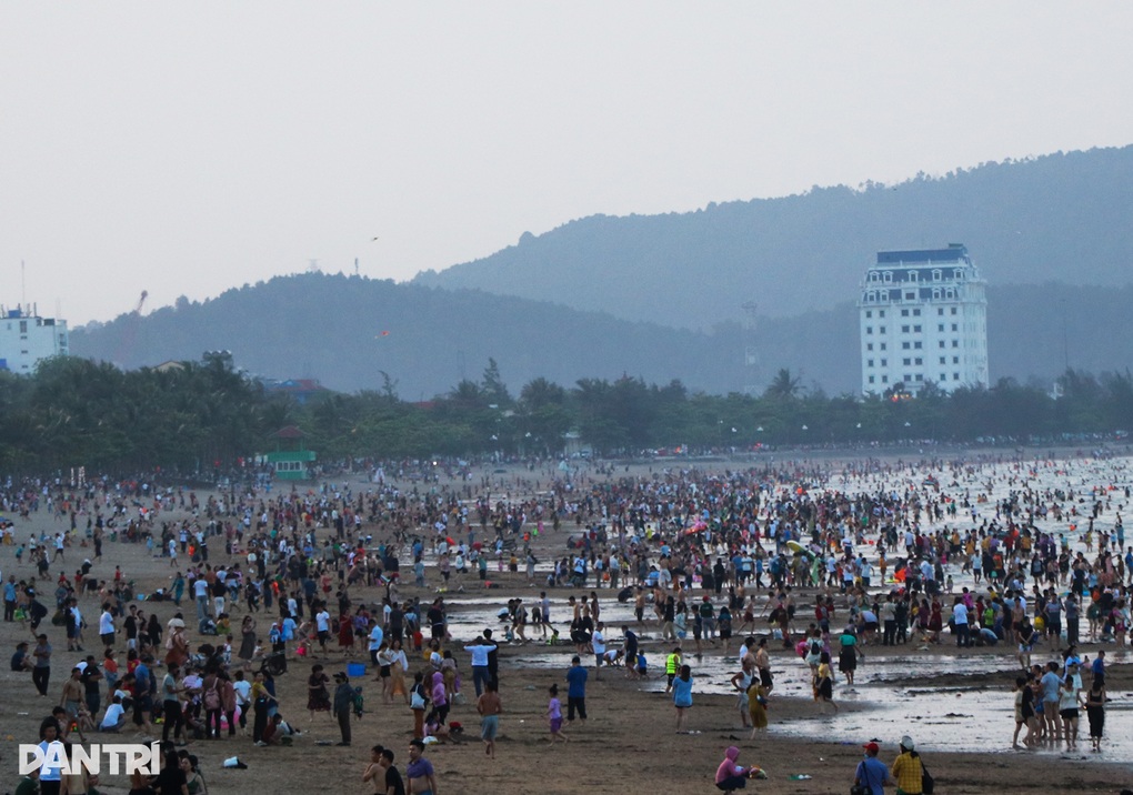 Du khách tranh thủ check-in bãi tắm đẹp nhất miền Trung ngày cuối kỳ nghỉ - 1 Du khách tranh thủ check-in bãi tắm đẹp nhất miền Trung ngày cuối kỳ nghỉ - 1