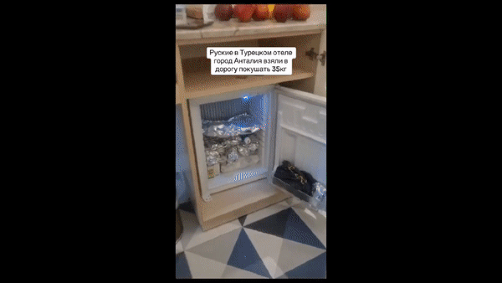 Nhóm khách nước ngoài trộm 35kg thực phẩm từ nhà hàng buffet để ăn dần - 1 Nhóm khách nước ngoài trộm 35kg thực phẩm từ nhà hàng buffet để ăn dần - 1