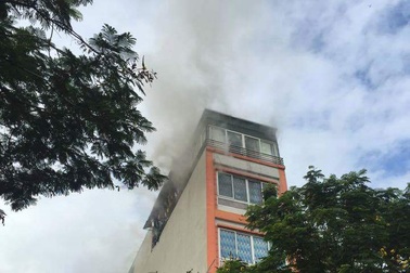 Hà Nội: Cháy quán karaoke 5 tầng, nhân viên tháo chạy