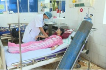 Mua kẹo bong bóng ở cổng trường để thổi, 3 học sinh bị ngộ độc