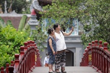 Hà Nội: Thắng cảnh, di tích thưa vắng khách trong ngày mở cửa trở lại