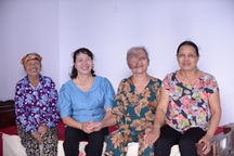 Người đàn bà có khối u choán nửa khuôn mặt… bước vào những "điều cổ tích"