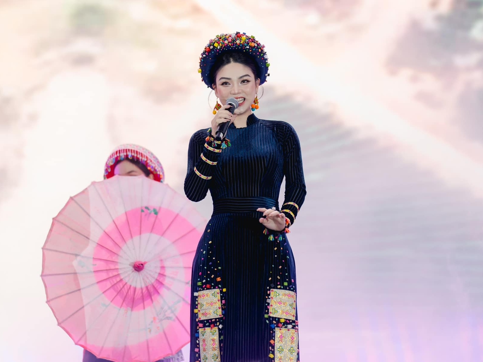 Mỹ nhân dân tộc Sán Chay hát nhạc cách mạng thu hút triệu người nghe là ai? - 9