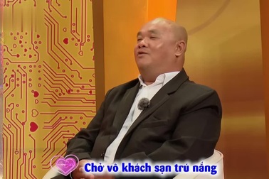 Lấy lý do tránh nắng, kỷ lục gia kungfu đưa bạn gái vào khách sạn