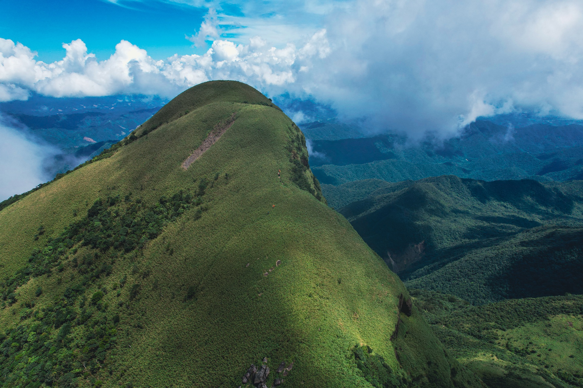 Săn mây trên “nóc nhà” Voi Mẹp cao hơn 1.700m so với mực nước biển - 5 Săn mây trên “nóc nhà” Voi Mẹp cao hơn 1.700m so với mực nước biển - 5