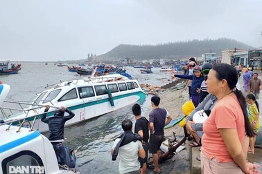 Đảo Lý Sơn tan hoang nhà cửa, tàu thuyền sau khi bão số 9 quét qua