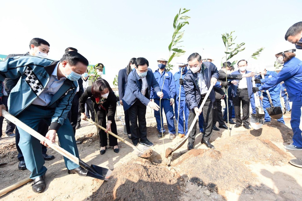 Ông Chu Ngọc Anh khuyến khích hộ gia đình trồng cây để Hà Nội 4 mùa hoa nở - 2 Ông Chu Ngọc Anh khuyến khích hộ gia đình trồng cây để Hà Nội 4 mùa hoa nở - 2