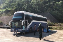 Chế thêm thùng kín trên xe khách để cất giấu, tuồn hàng lậu qua biên giới