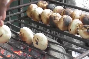 Bánh nướng bằng phân bò - Người xếp hàng chờ mua, kẻ lắc đầu không dám thử