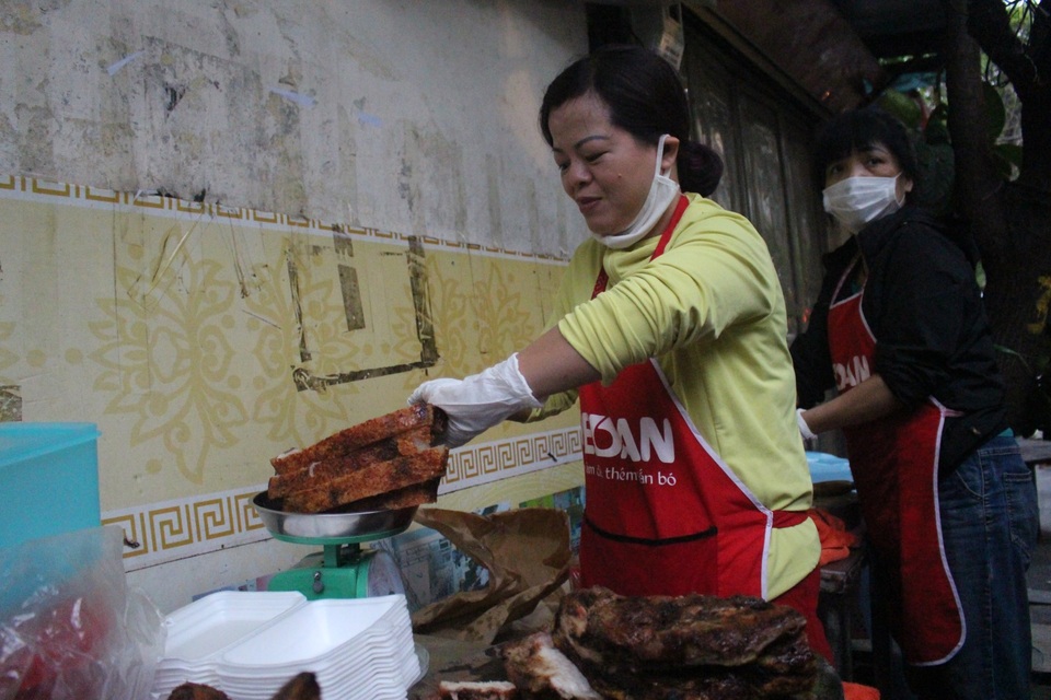 Quán thịt quay không biển hiệu, khách xếp hàng mua từ lúc chưa mở bán - 4 Quán thịt quay không biển hiệu, khách xếp hàng mua từ lúc chưa mở bán - 4