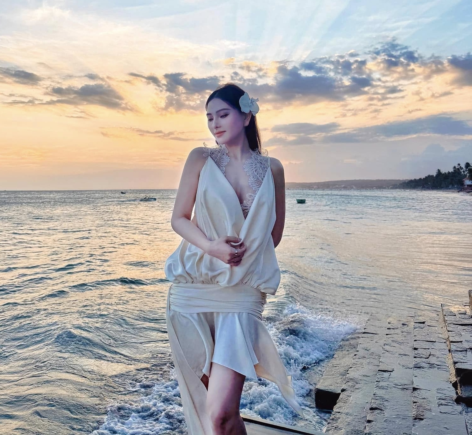 Ca sĩ Thu Thủy: Gợi cảm tuổi 41, viên mãn bên chồng kém 10 tuổi - 7