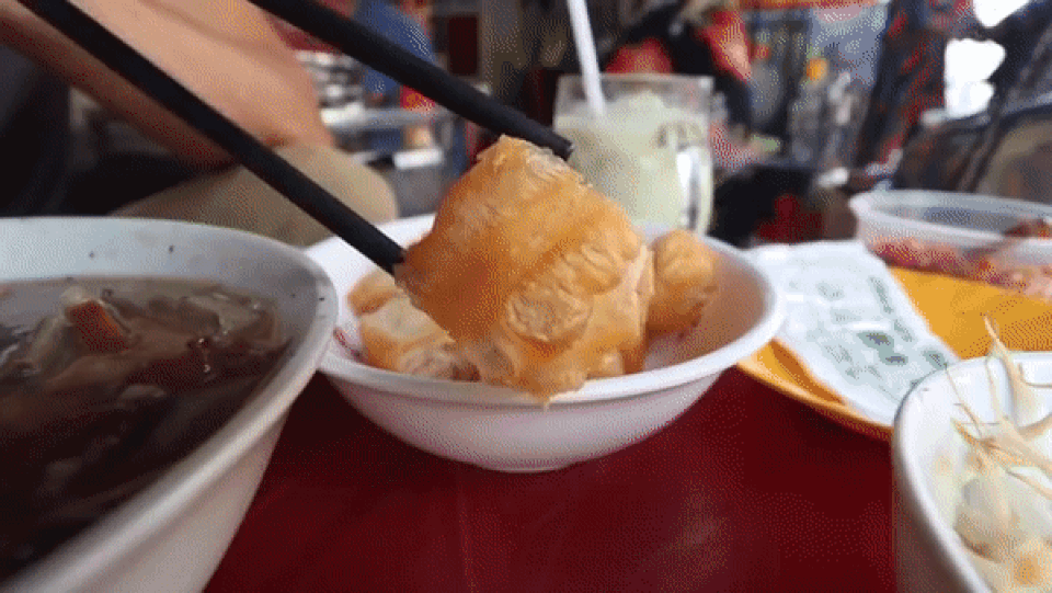 Khách Tây điển trai thích thú thử ăn cháo lòng bình dân của Việt Nam - 4