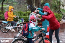 Học sinh lớp 1-6 các huyện ở Hà Nội đội mưa rét trở lại trường sau 10 tháng