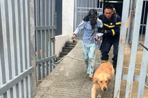 Giải cứu người phụ nữ mắc kẹt trong nhà vệ sinh sau đám cháy ở TPHCM