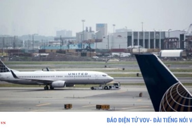 Loại cặp đôi bay đến lễ cưới của mình, United Airlines lại gặp bê bối