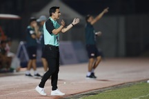 Kiatisuk bất bại trước SL Nghệ An trên sân Pleiku