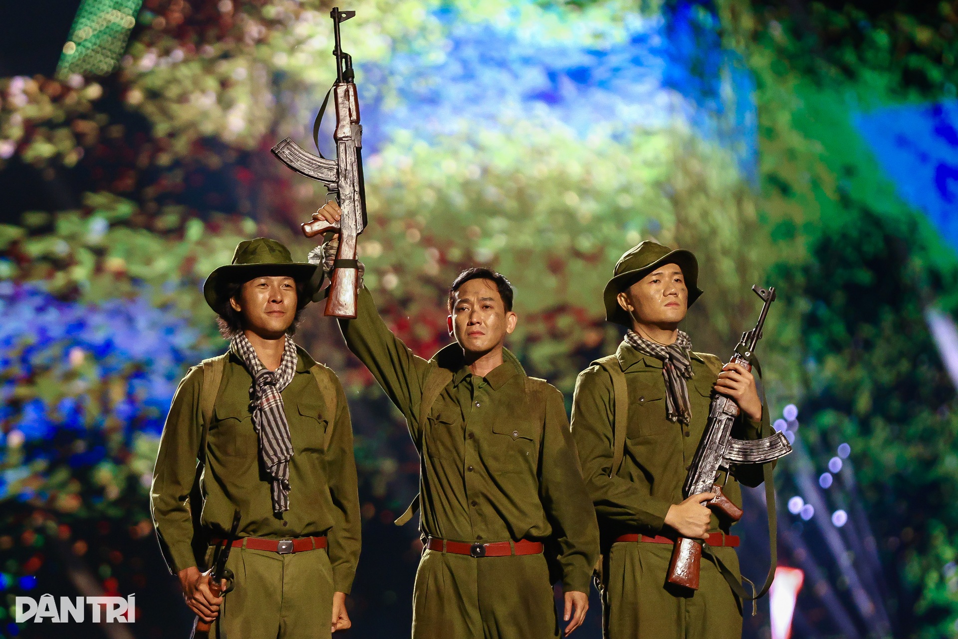 70.000 khán giả hòa nhịp đập yêu nước trong concert Tổ quốc trong tim - 8 70.000 khán giả hòa nhịp đập yêu nước trong concert Tổ quốc trong tim - 8