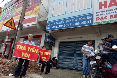 Hàng chục người dân kéo đến trụ sở Quỹ tín dụng nhân dân để đòi tiền