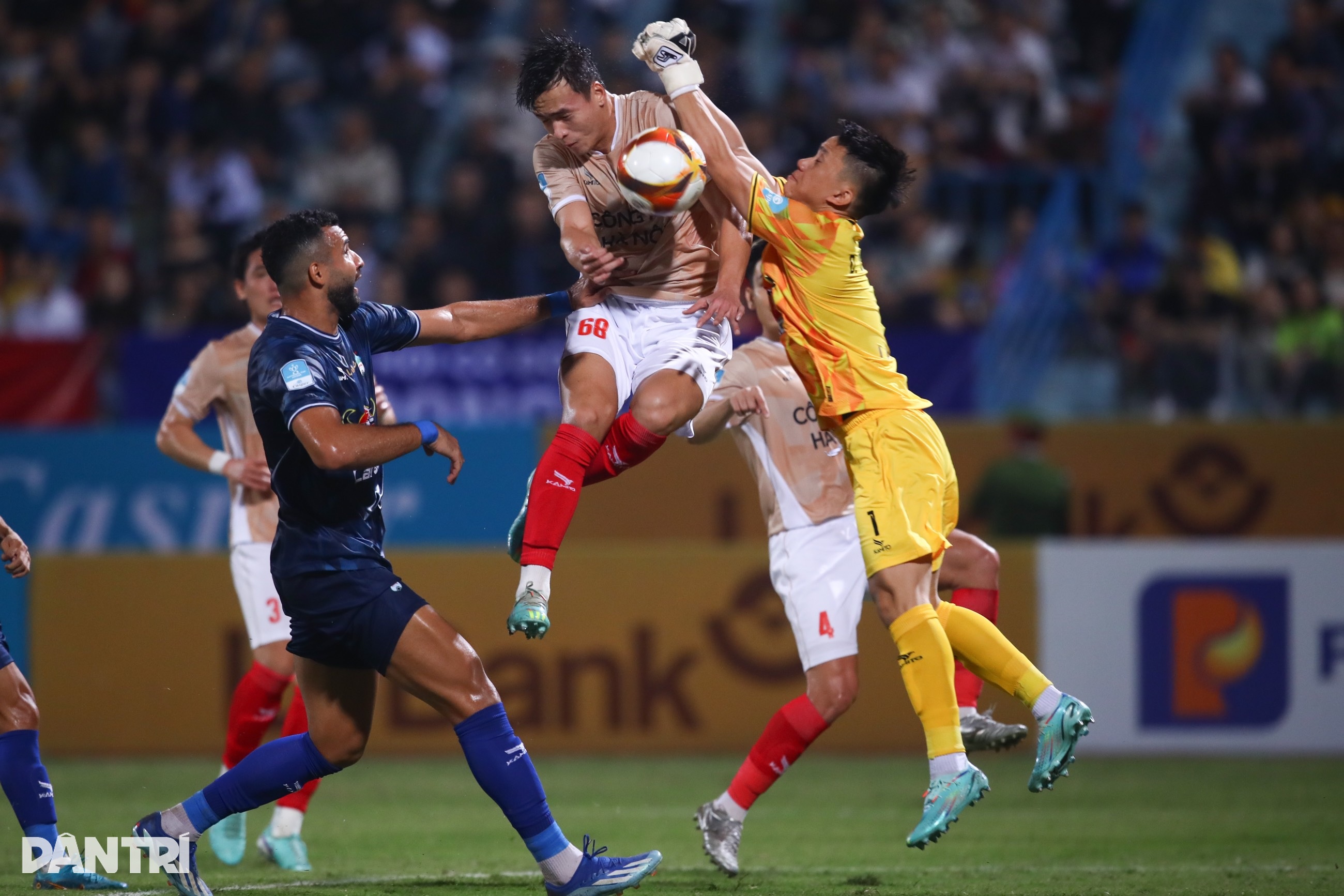 ក្លឹបប៉ូលីសហាណូយបានយកឈ្នះ HA Gia Lai នៅថ្ងៃដែលគ្រូបង្វឹក Gong Oh Kyun បង្ហាញខ្លួនជាលើកដំបូង - 1 CLB Công an Hà Nội đánh bại HA Gia Lai trong ngày HLV Gong Oh Kyun ra mắt - 1