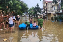 Lũ đổ về trong đêm, nhiều khu vực ở Tuyên Quang ngập úng