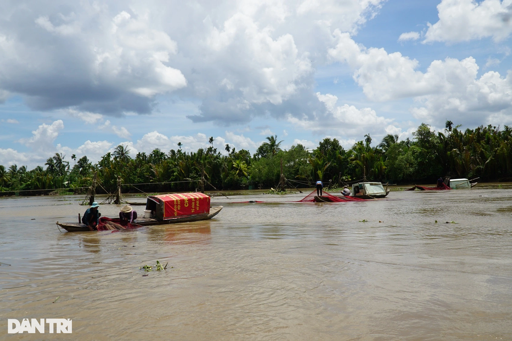 Nghề đóng đáy cược mạng sống kiếm cơm gạo qua ngày - 2 Nghề đóng đáy cược mạng sống kiếm cơm gạo qua ngày - 2
