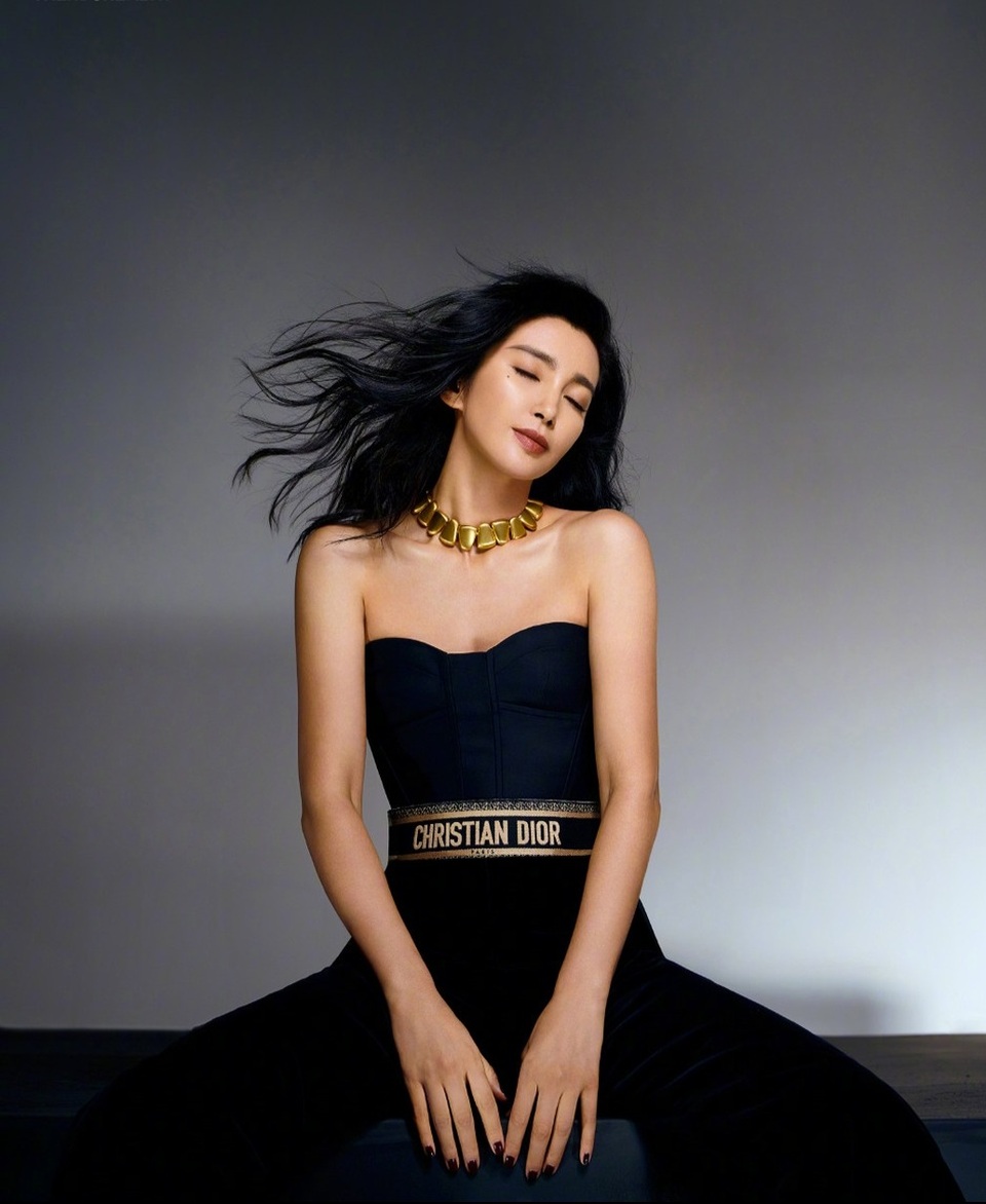 Ngưỡng mộ sắc vóc tuổi 47 của “bông hoa nở muộn” Lý Băng Băng - 4 Ngưỡng mộ sắc vóc tuổi 47 của “bông hoa nở muộn” Lý Băng Băng - 4