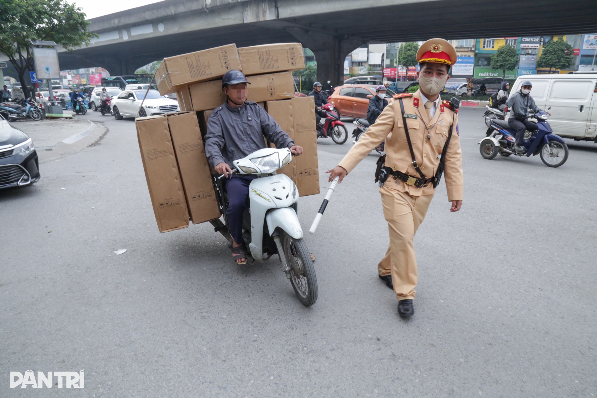Bị CSGT phạt vì chở hàng cồng kềnh, tài xế nói do phải mưu sinh - 8