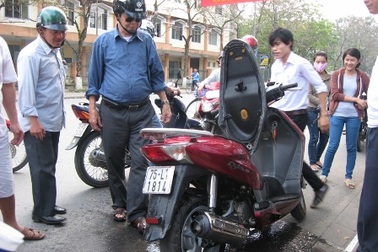 Xe Dylan bốc cháy trên đường, cụ ông bỏ chạy 