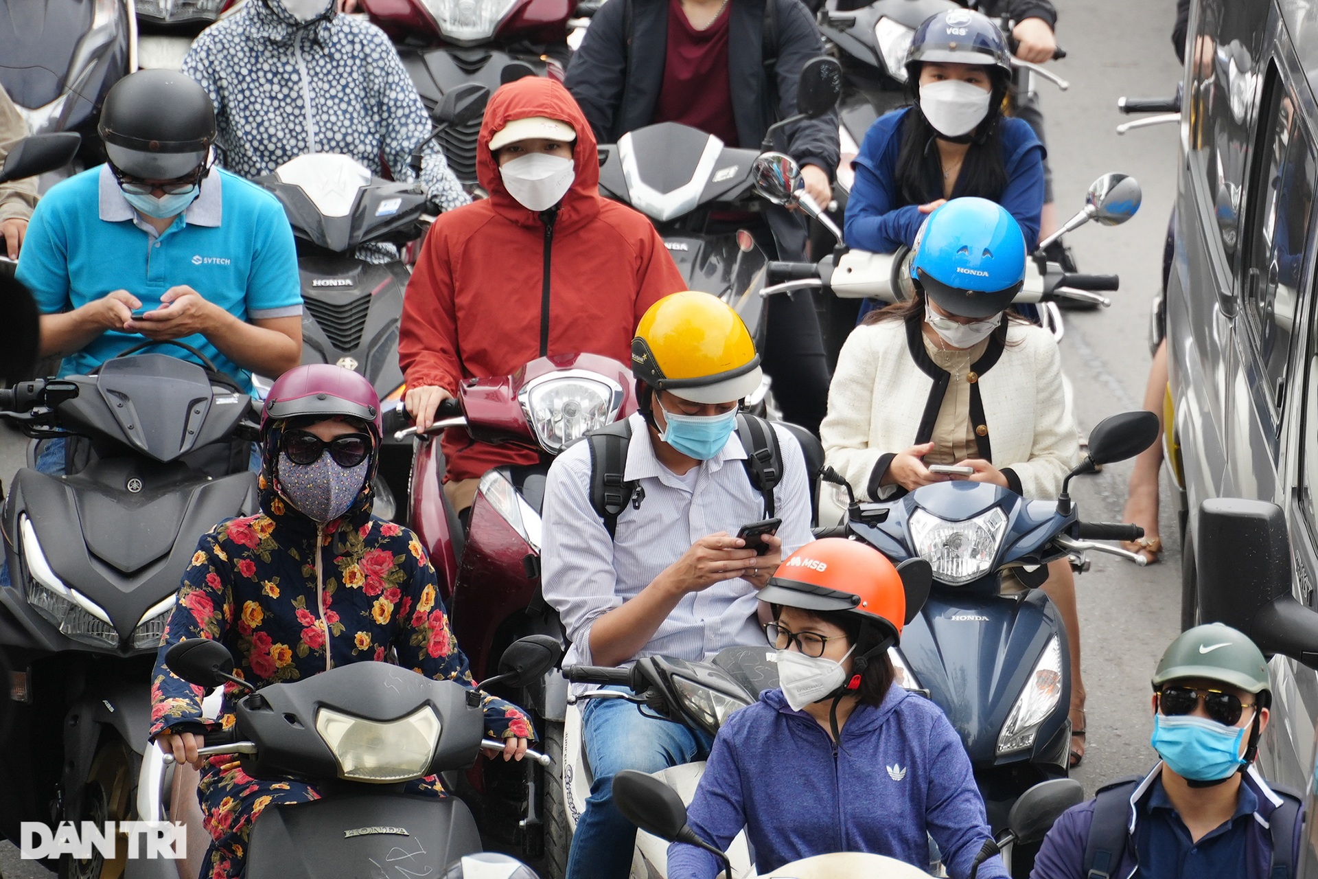 Ngày đầu trẻ mầm non quay trở lại trường, giao thông ở Hà Nội nghẹt thở - 4 Ngày đầu trẻ mầm non quay trở lại trường, giao thông ở Hà Nội nghẹt thở - 4