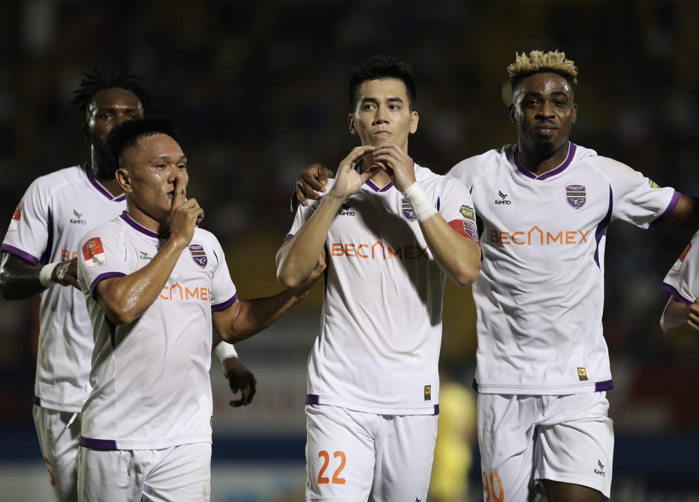 Tiến Linh lập cú đúp cho Bình Dương, Khánh Hòa vẫn đứng cuối bảng V-League - 1 Tiến Linh lập cú đúp cho Bình Dương, Khánh Hòa vẫn đứng cuối bảng V-League - 1