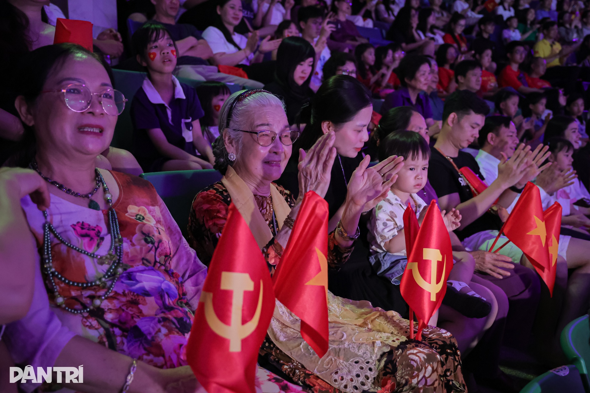 Khán giả mặc áo cờ đỏ sao vàng, cổ vũ xiếc Non sông ngày thống nhất - 14