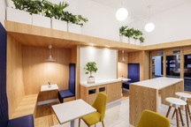 Quán cà phê làm từ gỗ sồi đẹp lạ, thiết kế không gian như toa tàu