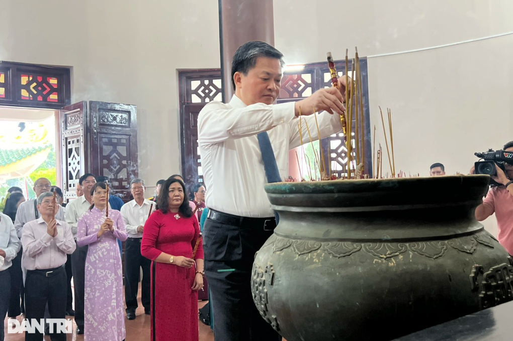 Triển lãm ảnh tái hiện cuộc đời, sự nghiệp danh nhân Nguyễn Đình Chiểu - 1 Triển lãm ảnh tái hiện cuộc đời, sự nghiệp danh nhân Nguyễn Đình Chiểu - 1