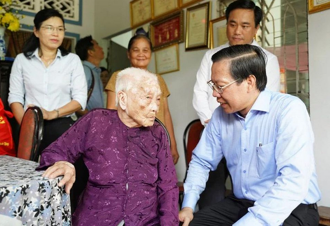 Chủ tịch UBND TP.HCM Phan Văn Mãi thăm Mẹ Việt Nam anh hùng Nguyễn Thị Thái. Ảnh: BẢO PHƯƠNG