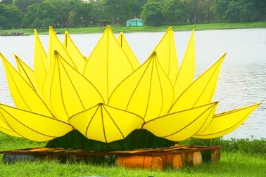 “Thay áo mới” cho 7 đóa sen khổng lồ trên sông Hương