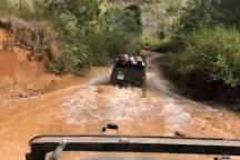 Khách Việt đi xe qua suối ở làng Cù Lần: "Tôi thấy không thực sự an toàn"