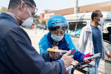 Shipper 52 tuổi, “nữ hoàng chạy đơn” trong 38 ngày chống dịch Covid-19