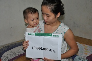 Trao nóng 10 triệu đồng Quỹ Nhân ái đến bé 1 tuổi bị dị dạng bộ phận sinh dục