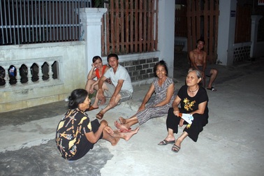 Bị nắng nóng “om” cả ngày, người dân đổ ra đường hóng mát