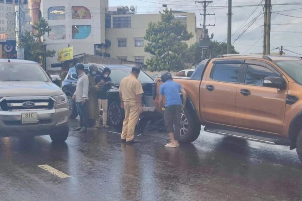 Nghi án nhóm thanh niên va chạm xe ô tô, nổ súng trên đường - 1 Nghi án nhóm thanh niên va chạm xe ô tô, nổ súng trên đường - 1