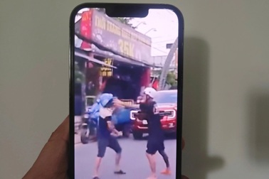 Nhóm thanh niên chạy xe máy ẩu đả trên đường ở TPHCM