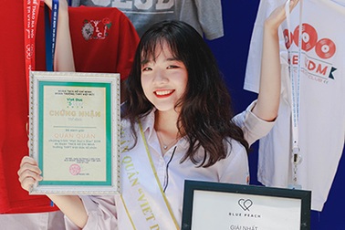 Teen cuối cấp THPT Việt Đức “khoe khéo” thành tích trong ảnh kỷ yếu