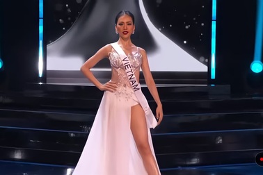 Bùi Quỳnh Hoa trình diễn váy dạ hội tại bán kết Hoa hậu Hoàn vũ