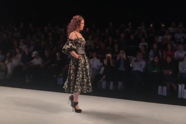 Phương Oanh tái xuất sàn catwalk, gây ấn tượng khi làm vedette