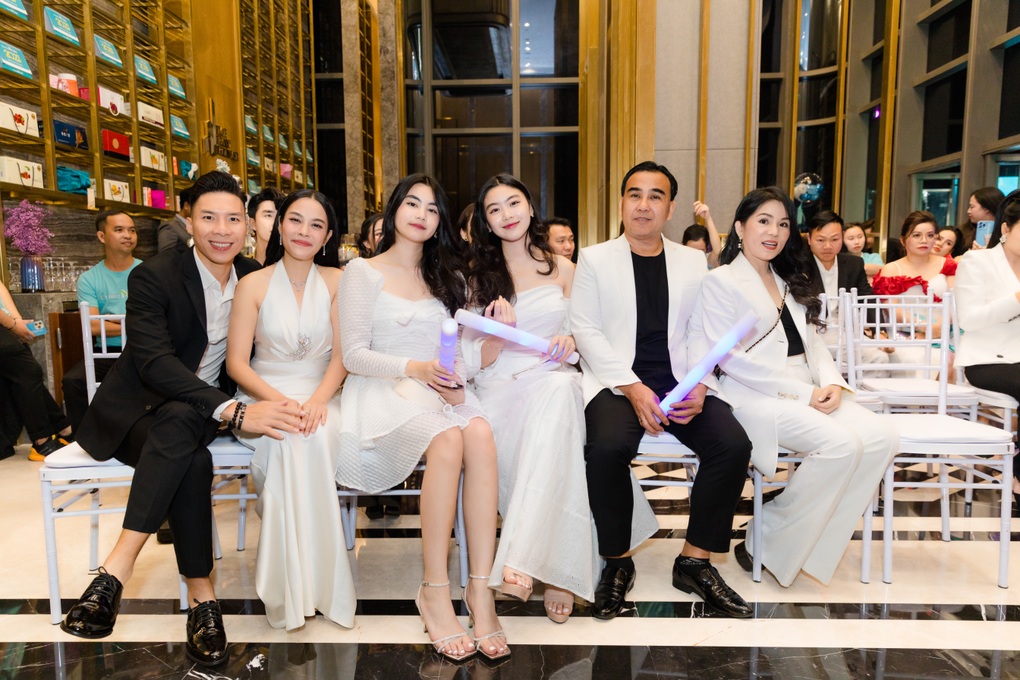Hai con gái của Quyền Linh khoe nhan sắc đốn tim - 8 Hai con gái của Quyền Linh khoe nhan sắc đốn tim - 8