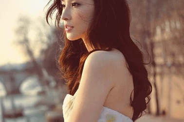 Ngô Bội Từ một mình đưa con đi du lịch giữa bão tin đồn chia tay bạn trai tỉ phú